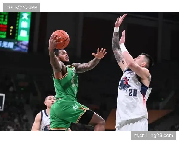 山东篮板球优势明显 前场篮板拼抢创造二次进攻 山东篮板球优势明显 前场篮板拼抢创造二次进攻